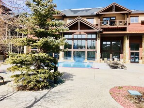 Alberca techada y alberca al aire libre