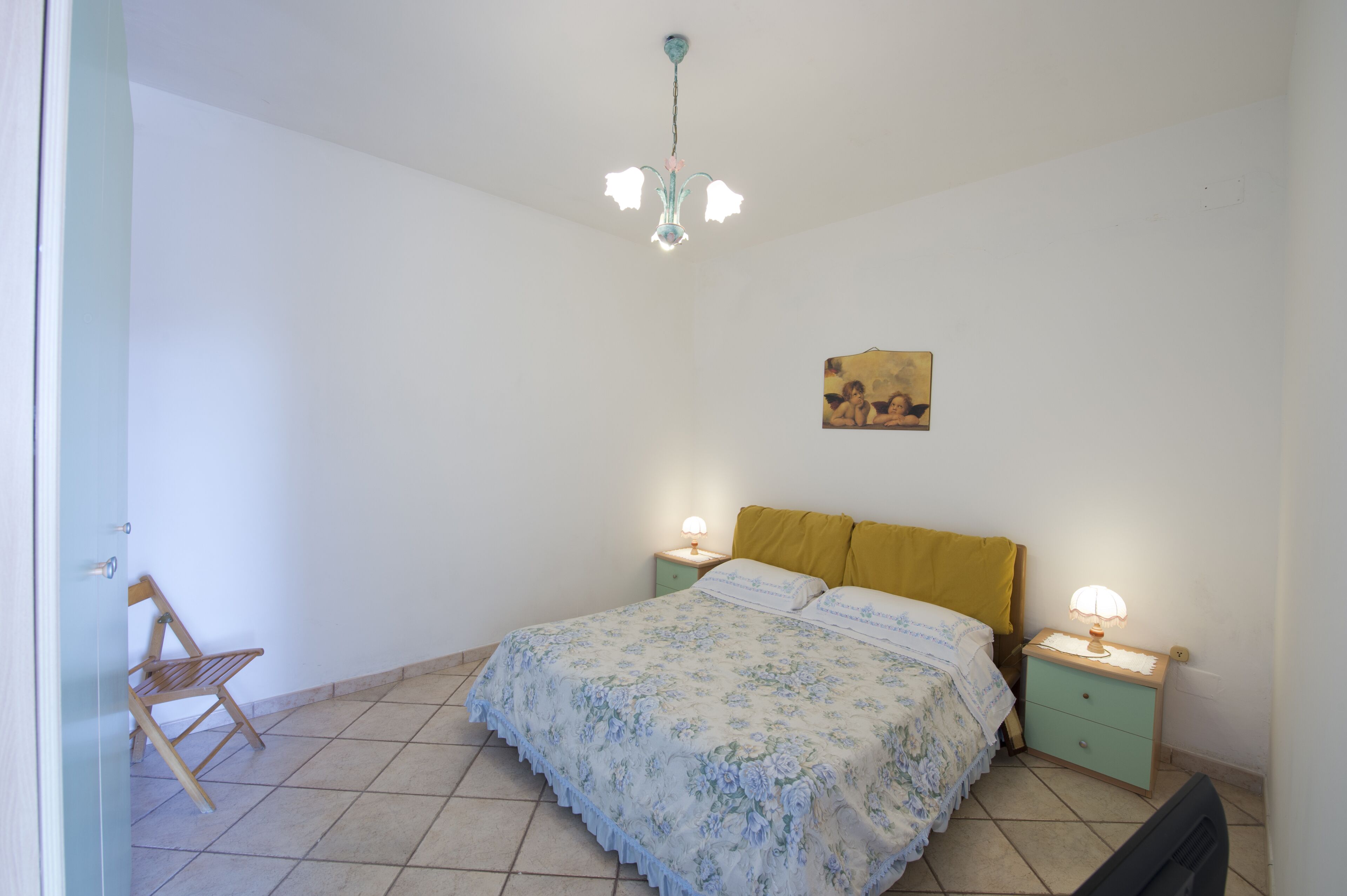 1 quarto, ferros/tábuas de passar roupa, berço de viagem