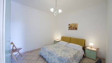 1 quarto, ferros/tábuas de passar roupa, berço de viagem