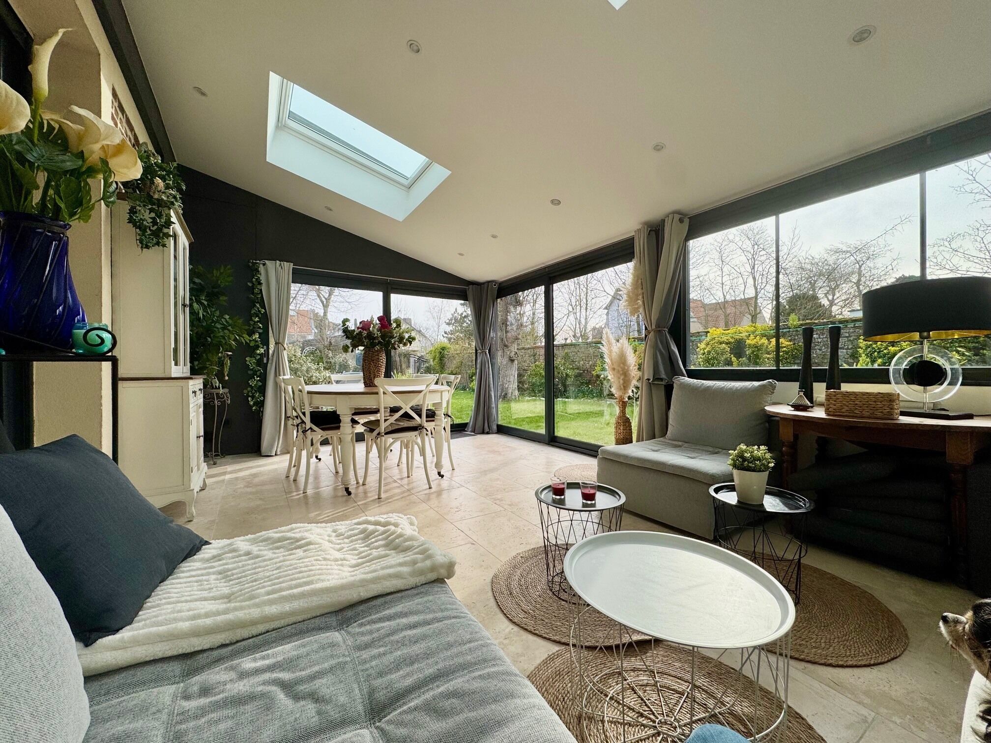 Tv, bordtennisbord, stereoanlæg