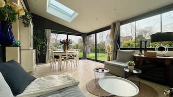 Tv, bordtennisbord, stereoanlæg