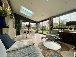 Télévision, table de tennis de table, chaîne hi-fi