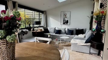 Télévision, table de tennis de table, chaßne hi-fi