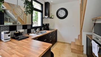 Kjøleskap, mikrobølgeovn, ovn og kokeplater