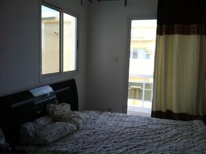 3 bedrooms, desk, iron/ironing board, travel crib