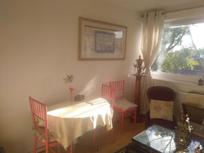 Dining - Bright & Cosy spacious studio Flat In The Heart Of Hampstead Village London (London)