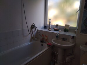 Combined shower/bathtub, hair dryer, towels, soap - Bright & Cosy spacious studio Flat In The Heart Of Hampstead Village London (London)