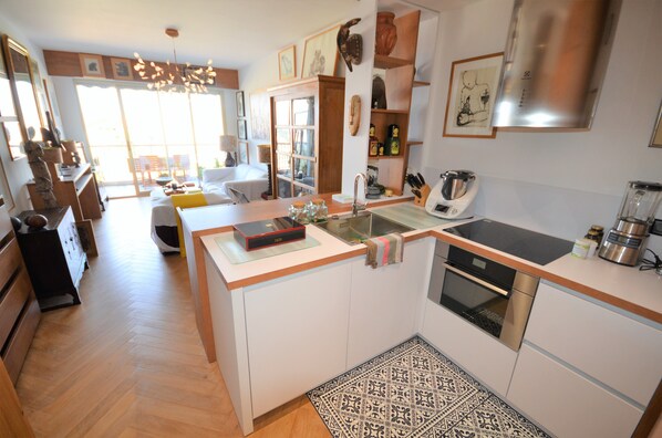 ثلاجة، ميكروويف، فرن، موقد طهي مسطح