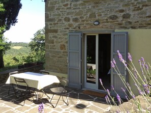 تناول الطعام بالخارج