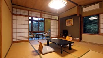 Standard Japanese Style Room | Desk, laptop workspace, free WiFi