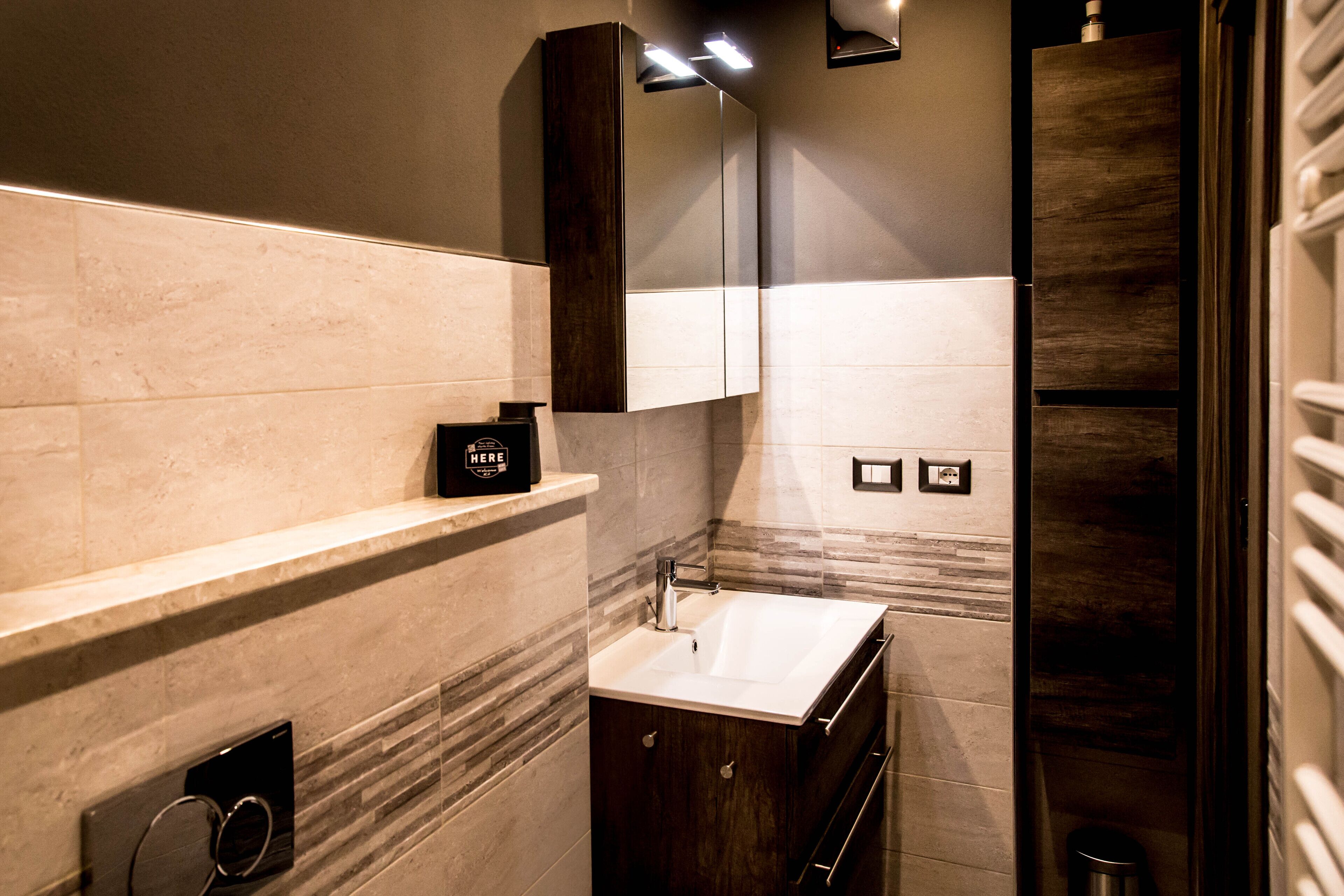 Sèche-cheveux, bidet, serviettes fournies, savon