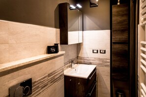 Un baño moderno con un espejo grande, un lavabo y tocador.