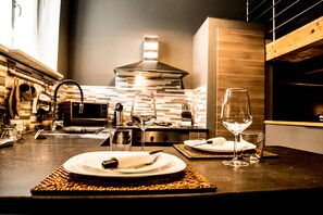 ثلاجة، ميكروويف، موقد طهي مسطح، غسالة أطباق