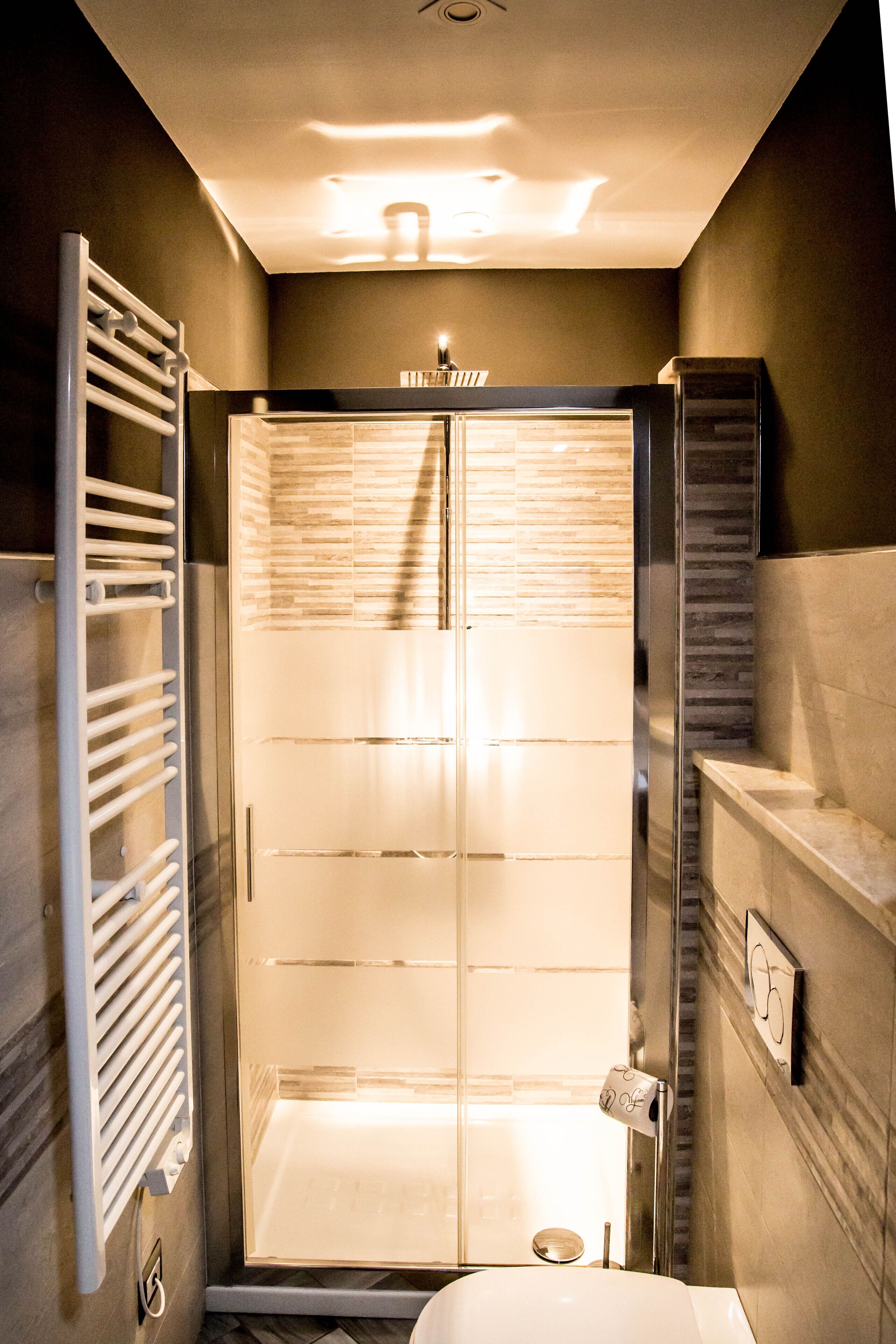 Sèche-cheveux, bidet, serviettes fournies, savon