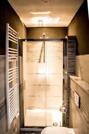 مجففات شعر، مراحيض شطف، مناشف، صابون