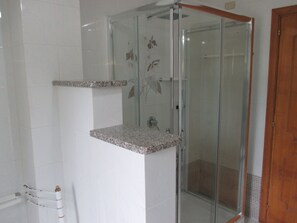 Shower, hair dryer, bidet, towels