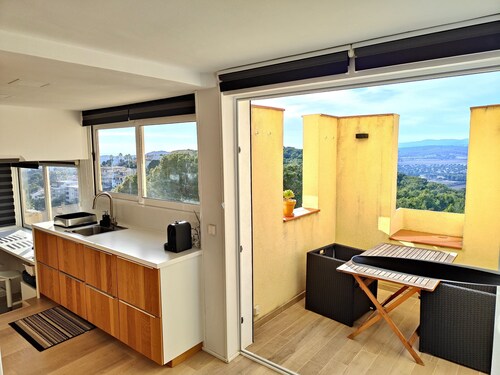  Bright renovated apartment with views of the vineyards and sea plus pool