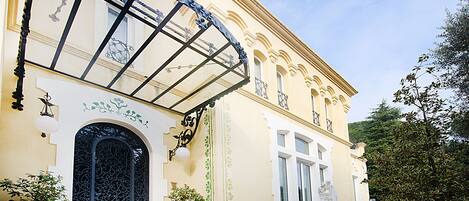 المنشأة من الخارج