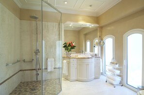 Hair dryer, towels - Boutique Hotel Edelweiss La Garriga (La Garriga)