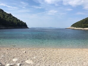 Una playa cerca, sillas reclinables de playa