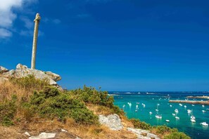 Vlak bij het strand, ligstoelen, strandlakens