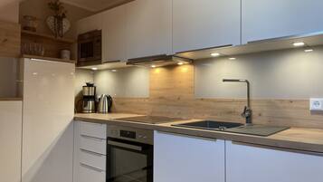 Refrigerador, microondas, horno y parrilla de estufa