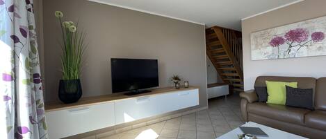 Smart TV, books, stereo