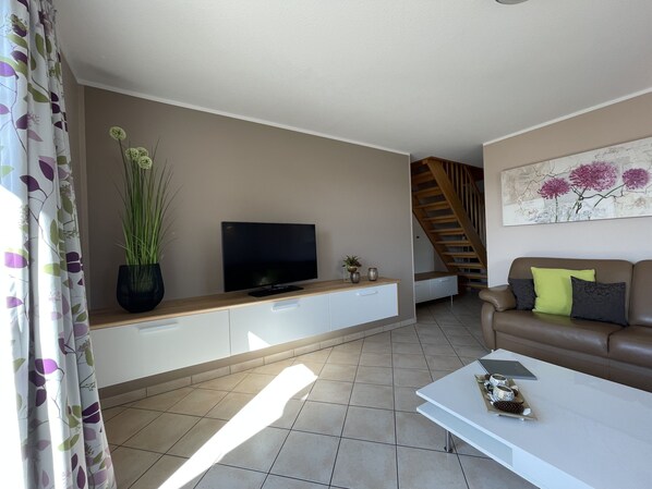Smart TV, books, stereo - COMPLETELY RENOVATED! NO PRICE INCREASE FOR 2026+2027 !!! BEACH CHAIR INCLUDED! (Binz)