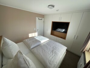 2 bedrooms, in-room safe, travel crib, free WiFi - COMPLETELY RENOVATED! NO PRICE INCREASE FOR 2026+2027 !!! BEACH CHAIR INCLUDED! (Binz)