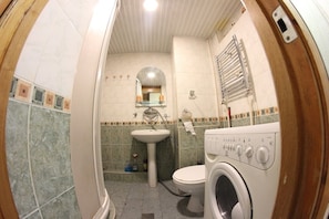 Haartrockner, Handtücher, Seife, Shampoo