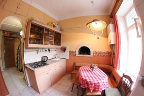 Kühlschrank, Herdplatte, Wasserkocher, Kochgeschirr/Geschirr/Besteck