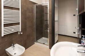 Shower, hair dryer, bidet, towels
