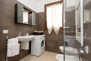 Doccia, asciugacapelli, bidet, asciugamani