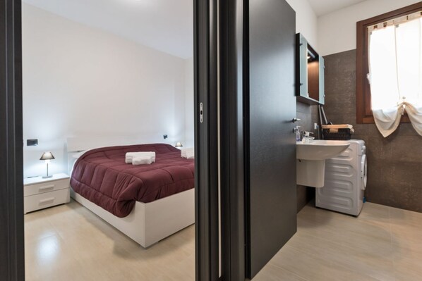 2 habitaciones, tabla de planchar con plancha, wifi y ropa de cama 