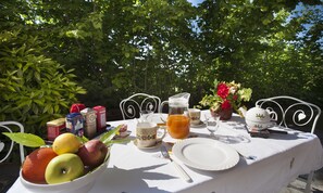 Outdoor dining - Hill of Alba / Langhe / Roero- Romantic historic home- 7 nights special offer (Guarene  Cn  - Piemonte)