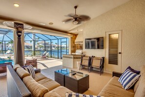 TV, caminetto, lettore DVD