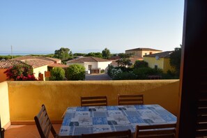 Outdoor dining - Sea view apartment with large terrace - Mirice Beach Resorts Mare & Pace (Aglientu)