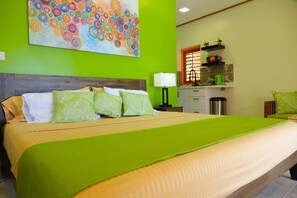 4 chambres, coffres-forts dans les chambres, fer et planche à repasser