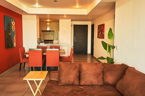 Deluxe Double Room | Living room