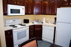 Fridge, stovetop, dishwasher