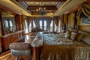 6 bedrooms, in-room safe, iron/ironing board, WiFi