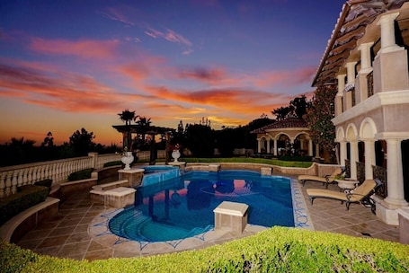 屋外プール、温水プール. CASA VALENTINA-Beautiful Villa Estate