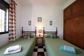 3 slaapkamers, een strijkplank/strijkijzer, gratis wifi, beddengoed