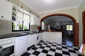 Kühlschrank, Mikrowelle, Ofen, Geschirrspüler