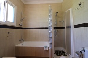Badewanne, Haartrockner, Handtücher