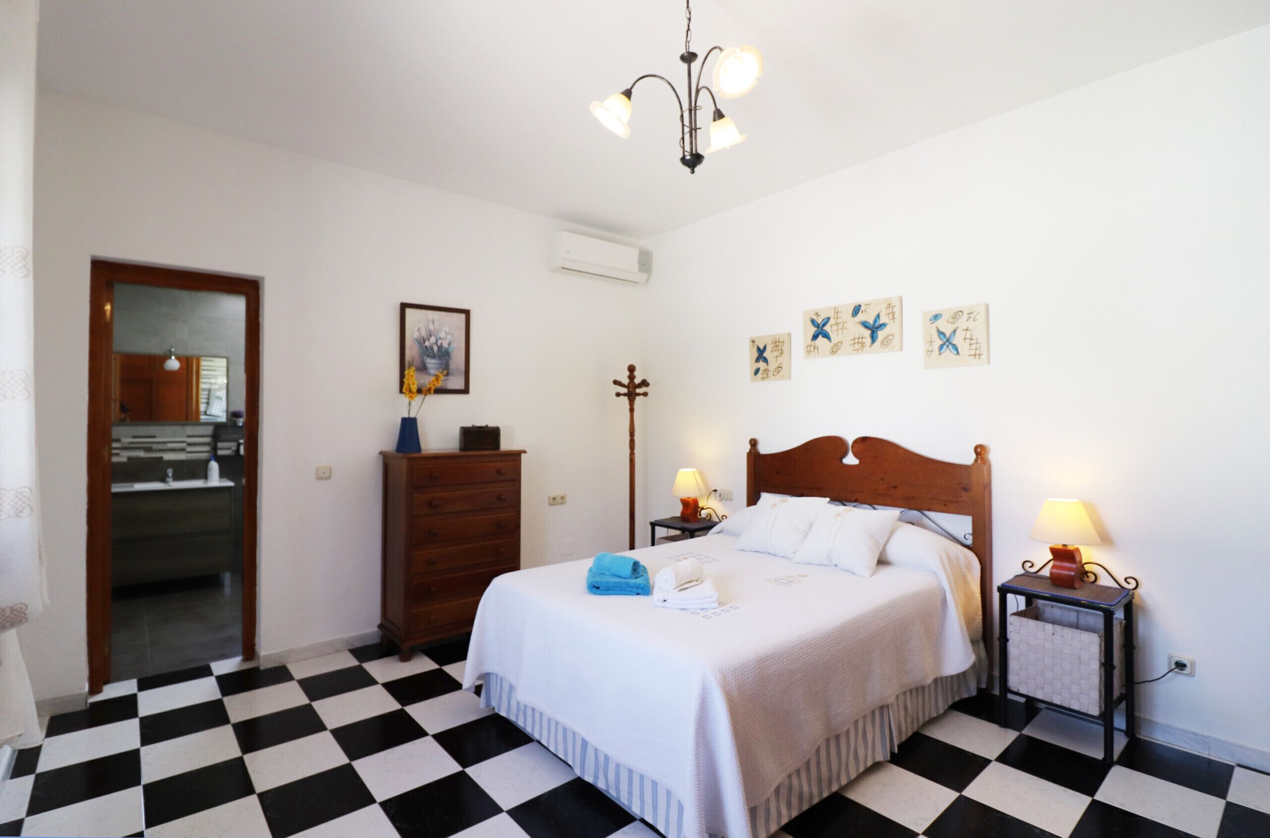 3 bedrooms, iron/ironing board, free WiFi, bed sheets