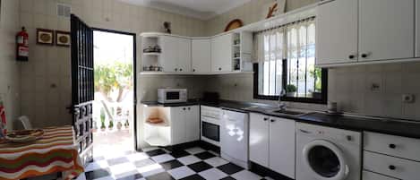 Jääkaappi, mikroaaltouuni, uuni, astianpesukone