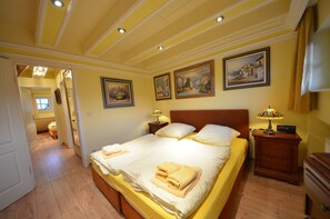 4 soverom, strykejern/-brett, internettilgang og sengetøy