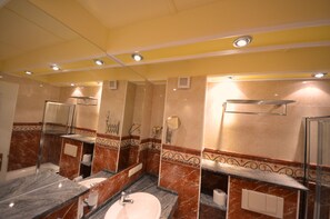 Tina, secadora de cabello, bidet, toallas 