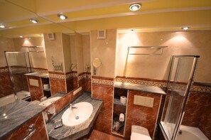 Badewanne, Haartrockner, Bidet, Handtücher